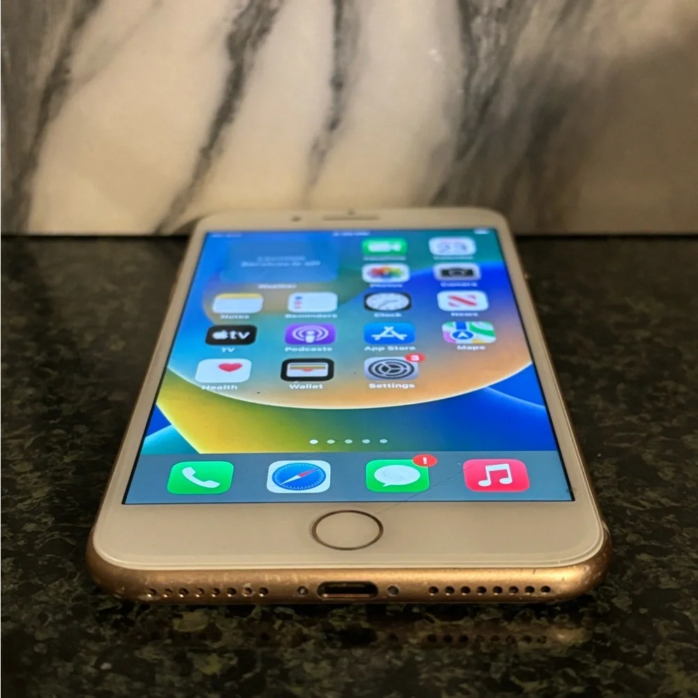 Apple iPhone 8 Plus att in White with White Lightning Charger